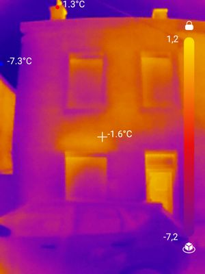 photo d'une façade de maison prise avec notre caméra thermique